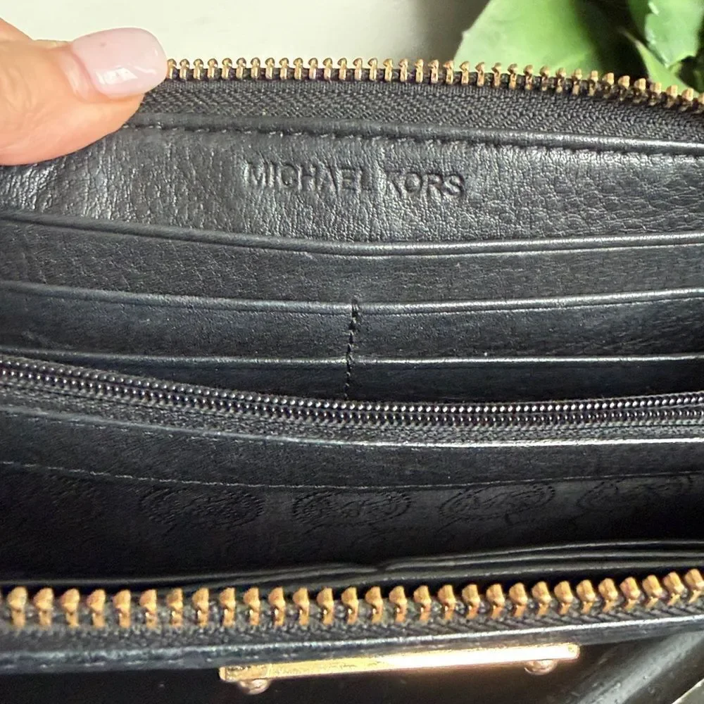 Michael Kors Genuine Leather Zip Wallet Clutch Clean Classic Versatile
